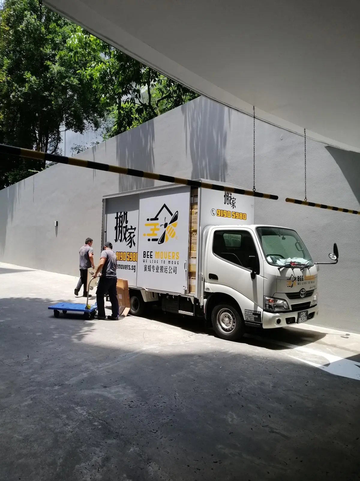two expert movers from the Bee Movers team are getting ready to unload the transportation lorry in Bee Movers service areas. Bee Movers is the best mover company in Singapore providing the best moving service